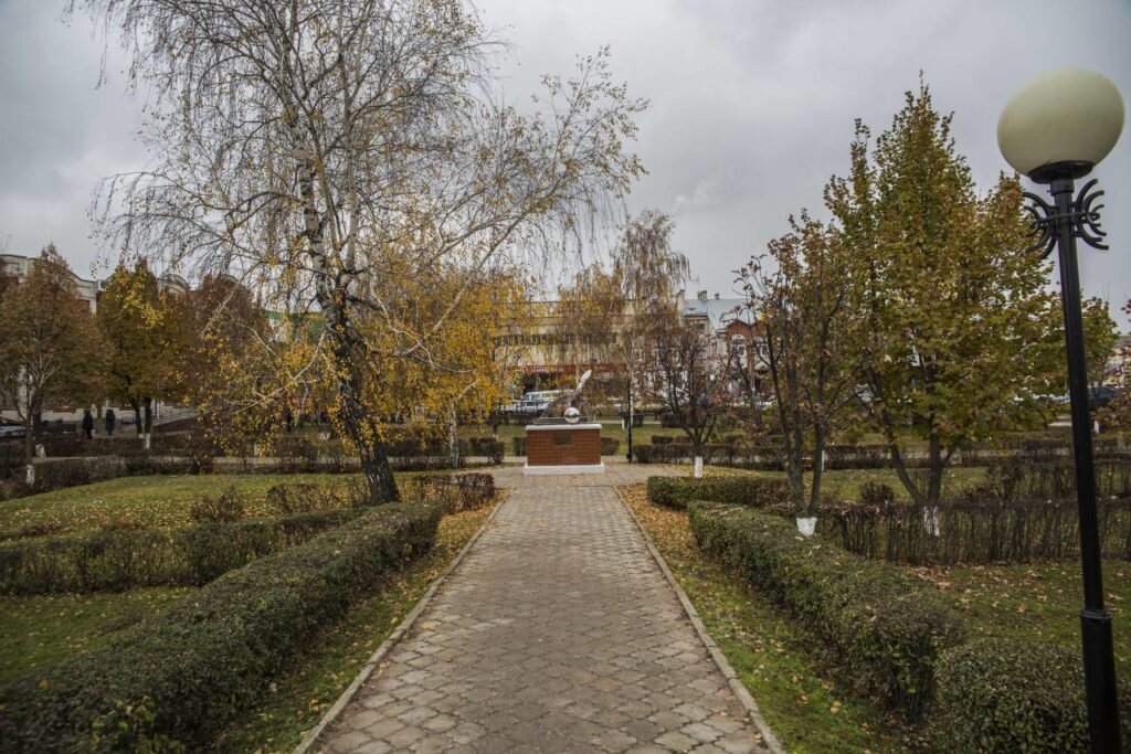 Памятник альпийским стрелкам был установлен в сквере перед детским садом
Фото: topwar.ru