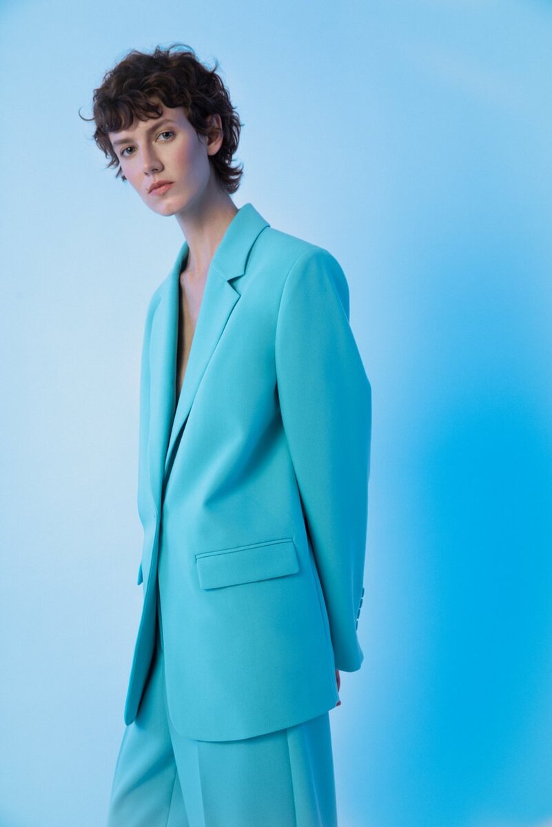 Пиджак от бренда LIME по цене 10999 рублей. Для масс-маркета цена очень высокая