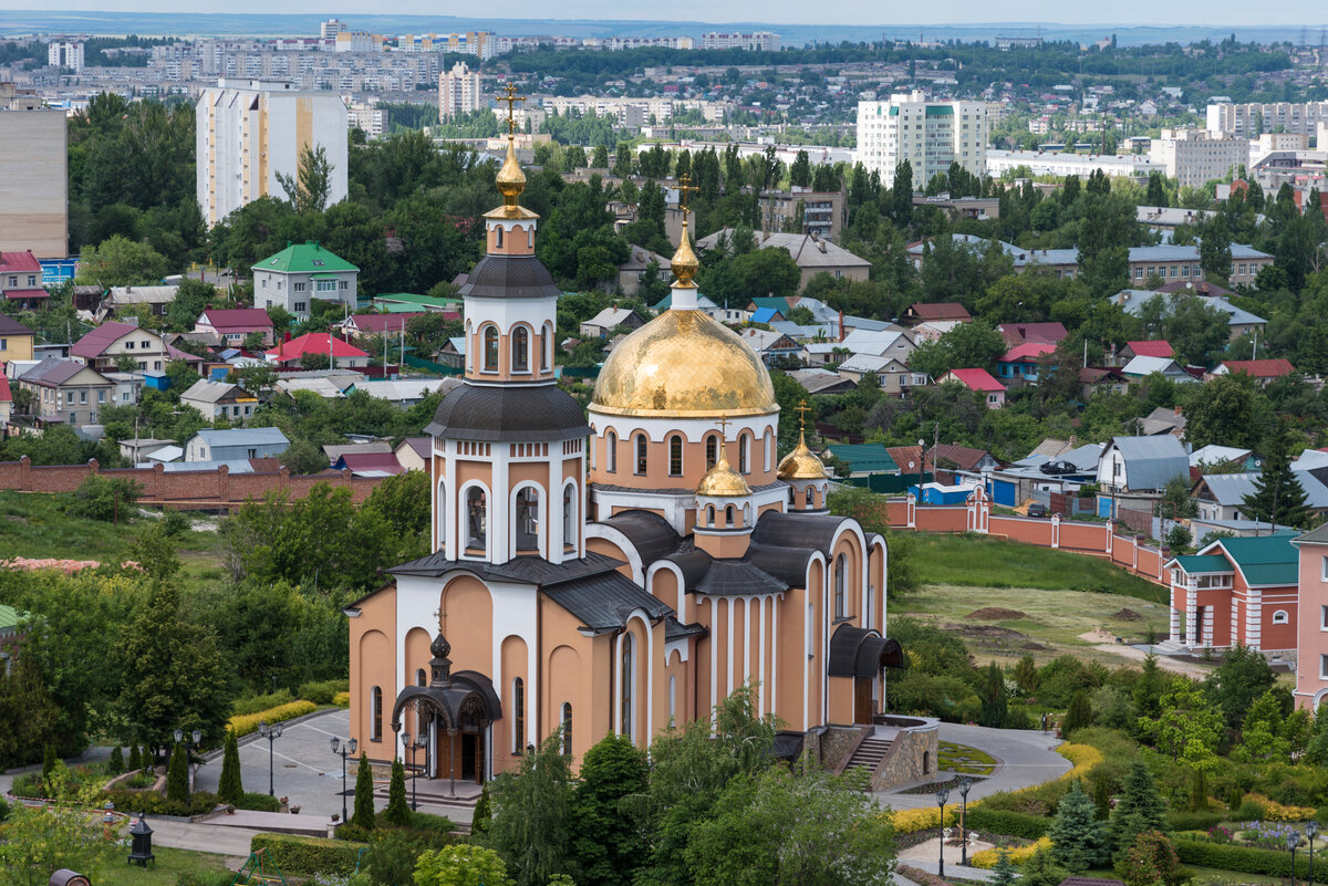 Вид на Храм Одигитрия в честь иконы Божьей Матери "Одигитрия" Смоленская и на Свято-Алексеевский женский монастырь.