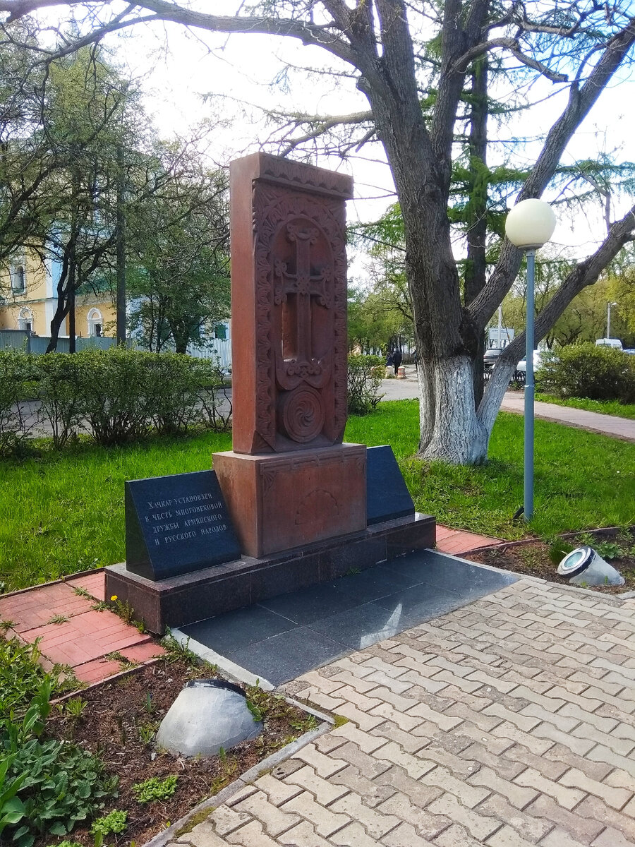 хачкар в Вологде, надпись на памятной доске: "Хачкар установлен в честь многовековой дружбы армянского и русского народов"