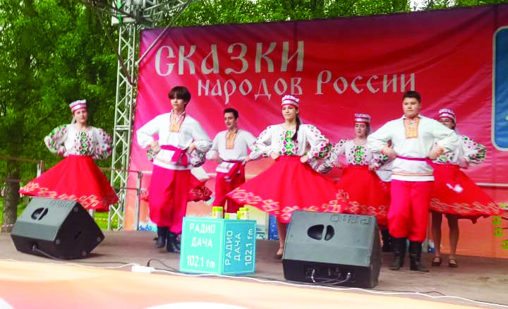 Ансамбль народного танца «Вдохновение» на праздничной сцене