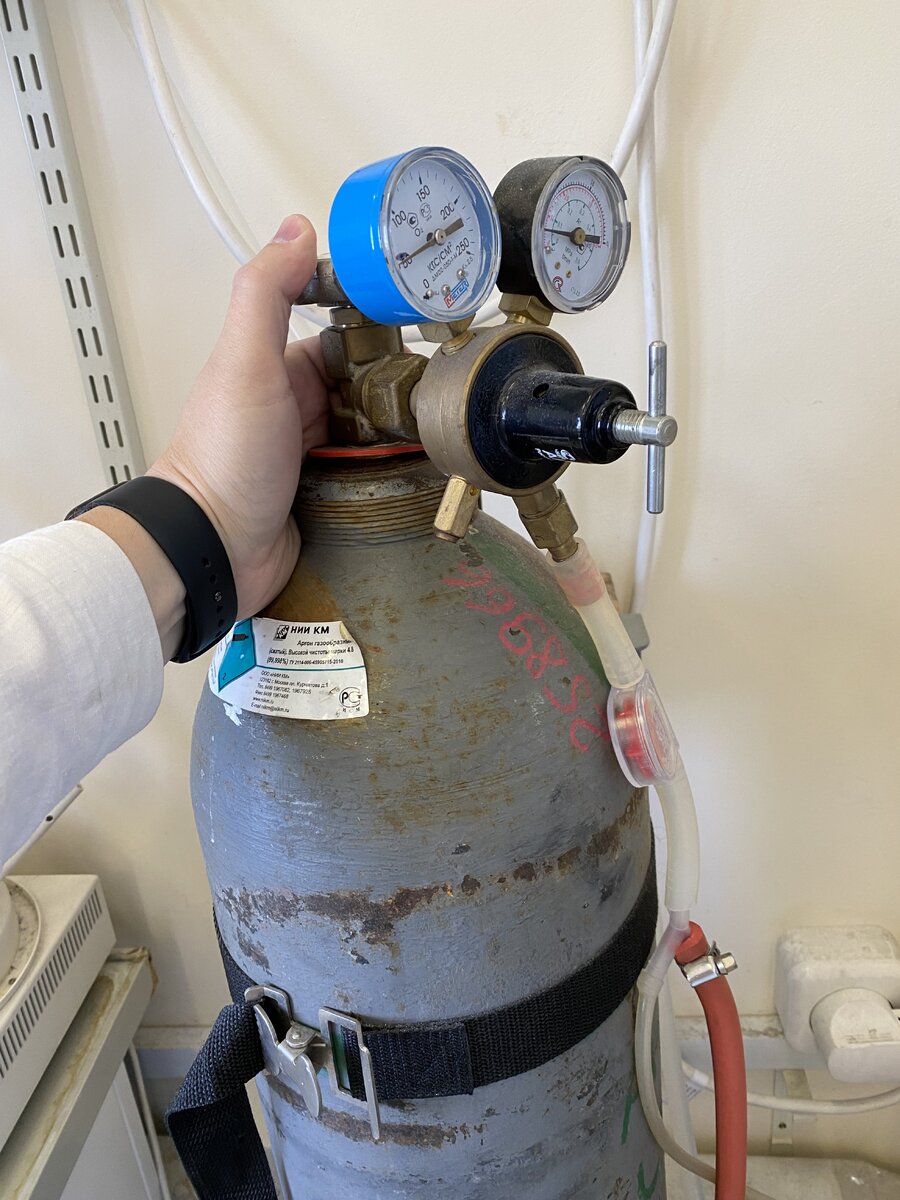 Наш баллон с аргоном. Можно заметить, что по технике безопасности он закреплён к стене ремнём.