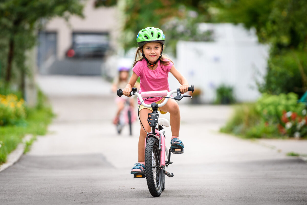 To be a bike. Дети с велосипедом. Дети катаются на велосипеде. Велосипед для малышей. Девочка катается на велосипеде.