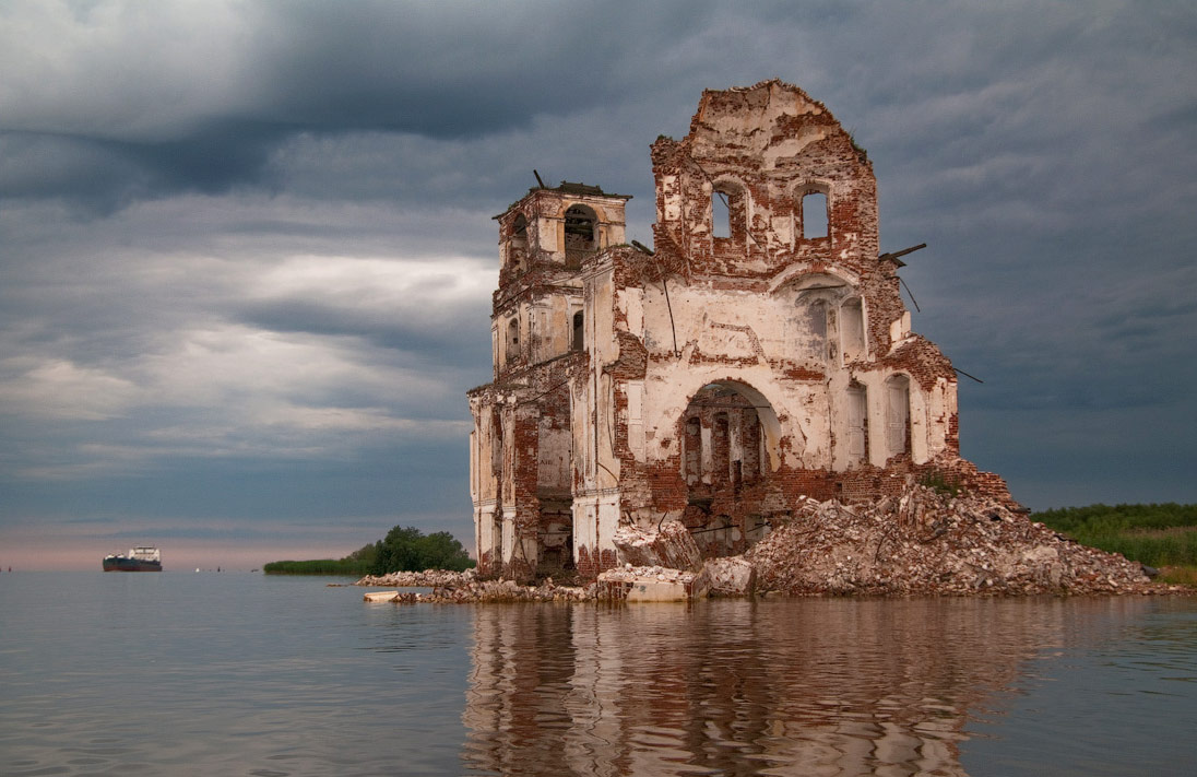 Сколько людей жило в крохино. Затопленная Церковь Крохино. Рыбинское водохранилище затопленный город Молога. Рыбинское водохранилище Церковь. Рыбинское водохранилище затопленные церкви.