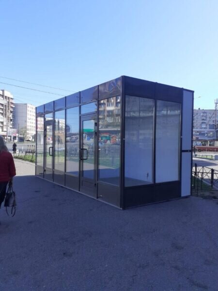 Вместе с тем, не все торговые объекты платят за аренду земельного участка, некоторые устанавливаются просто так — на фото как раз такой объект, фото сделали сами предприниматели. Штрафы они не платят.