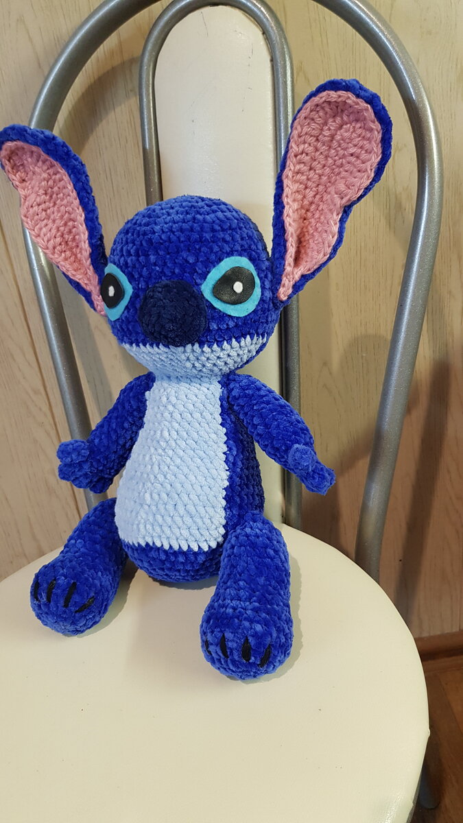 Это второй по счету Стич,связанный из плюшевой пряжи для племянницы:)