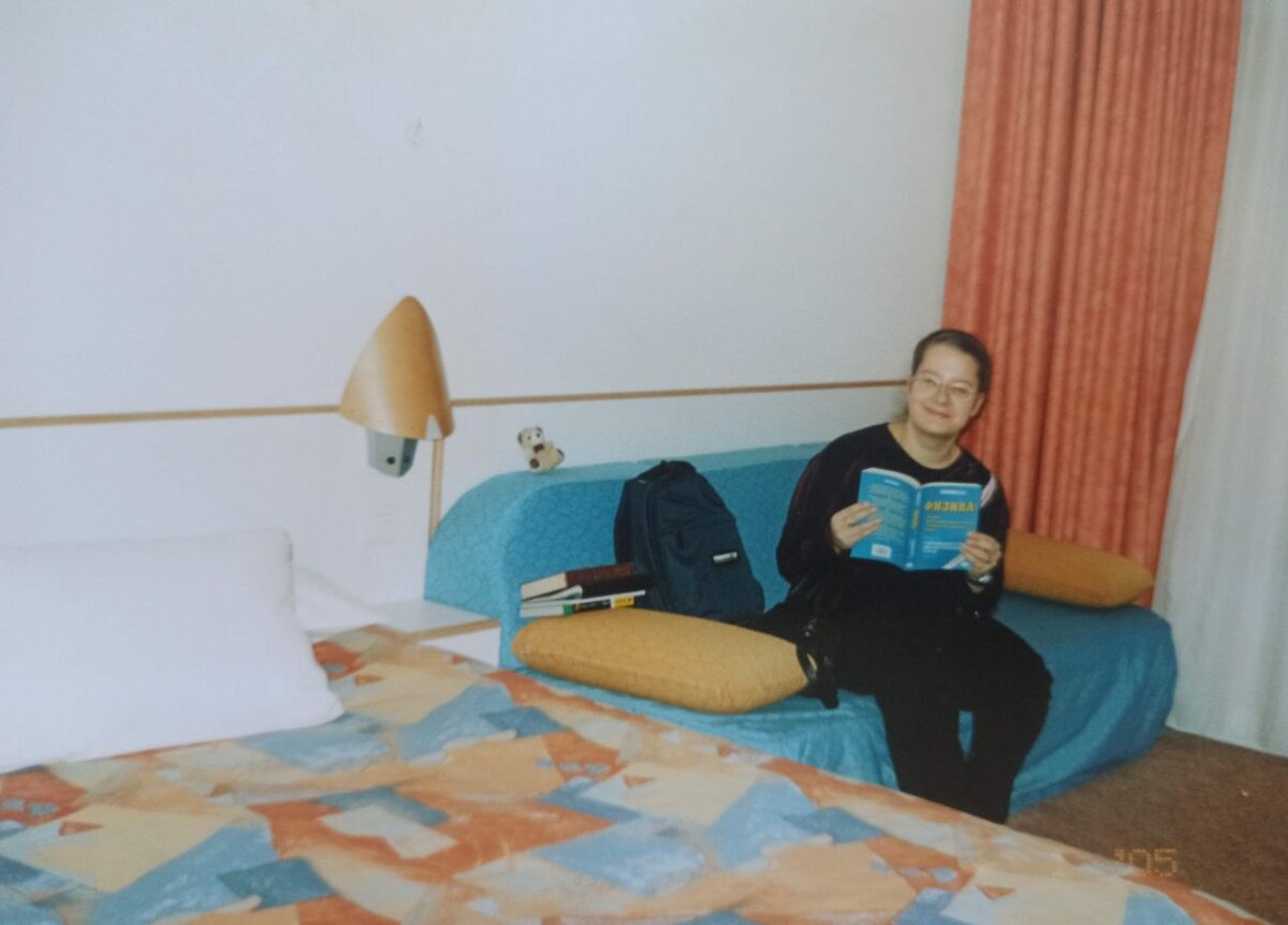 Я с книгой в руках и книгами вокруг в тур. поездке в Прагу, старшая школа