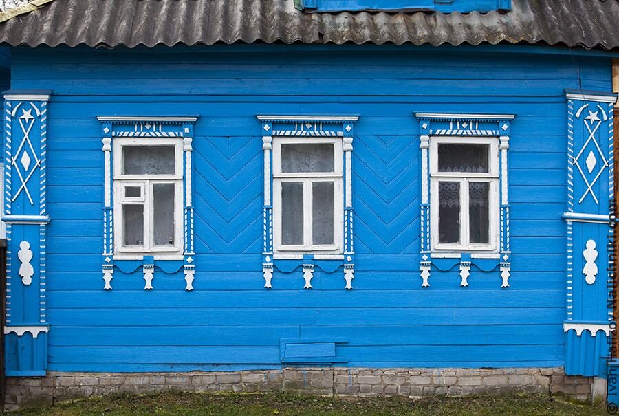 Село синие. Голубой деревенский домик. Синий деревенский дом. Деревенский дом синего цвета. Синие наличники на деревянном доме.