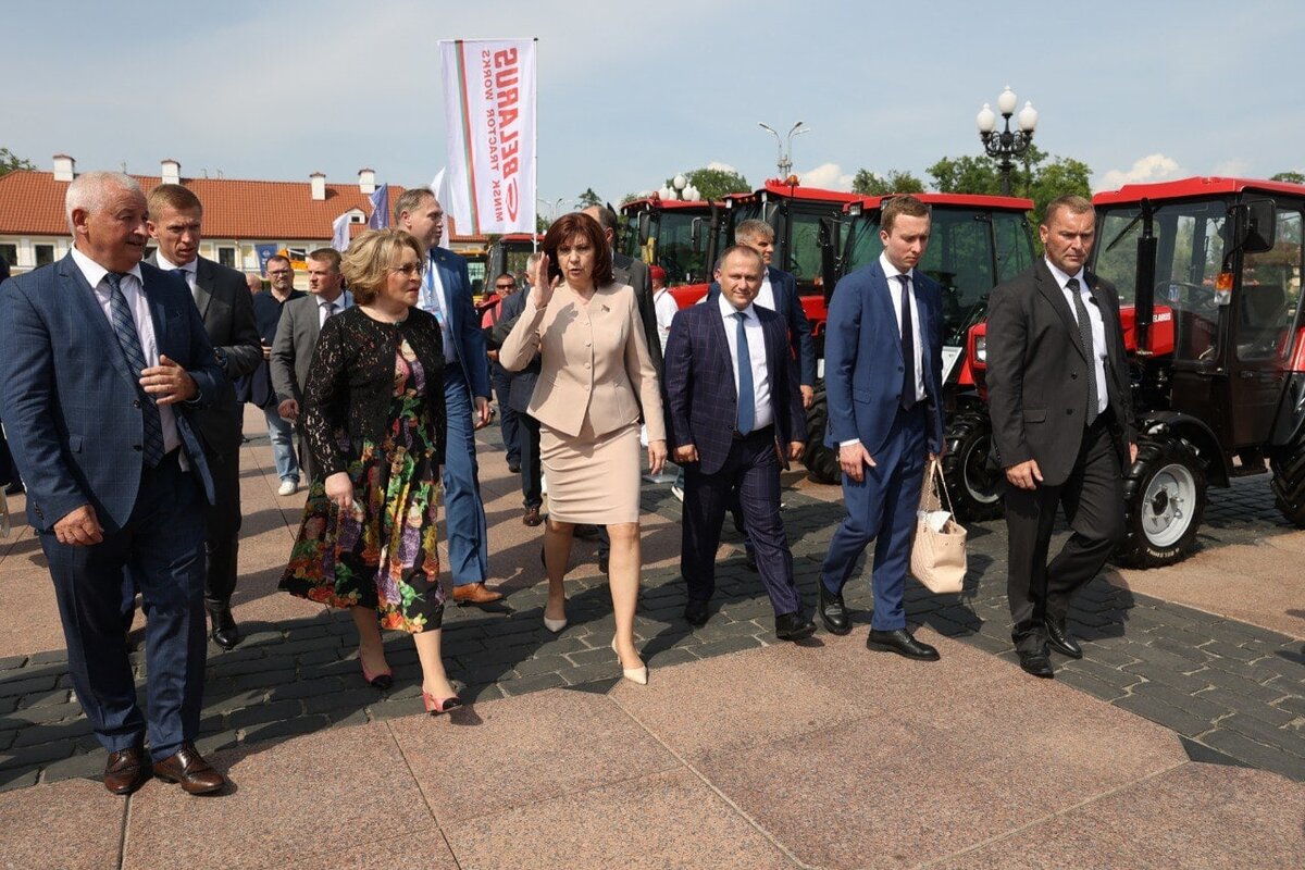 Выставку техники и достижений народного хозяйства открыли В. Матвиенко и Н. Кочанова