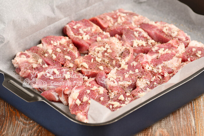 Готовлю сочное мясо в духовке без предварительного маринования и жирных брызг (простой и быстрый способ)