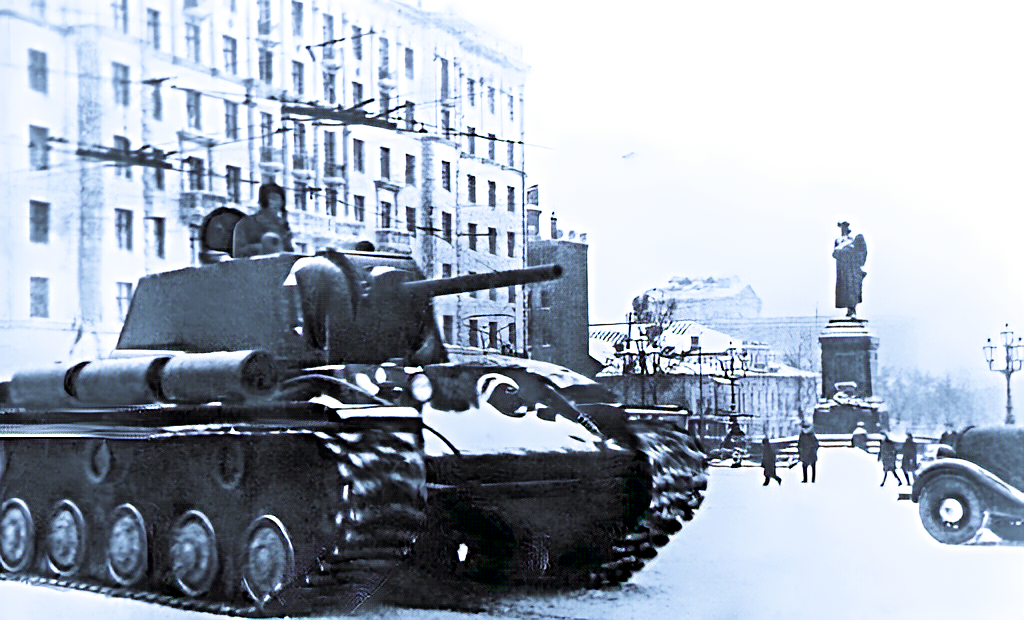 КВ-1 лейтенанта Гудзя на Пушкинской площади в Москве.