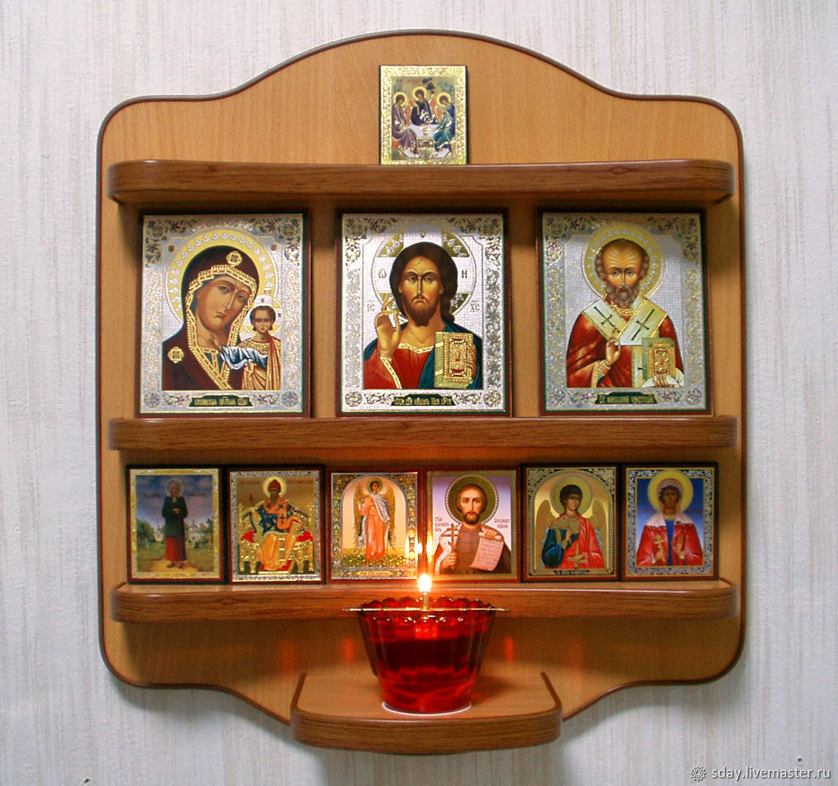 Желательно иметь дома иконы Спасителя и Божией Матери.