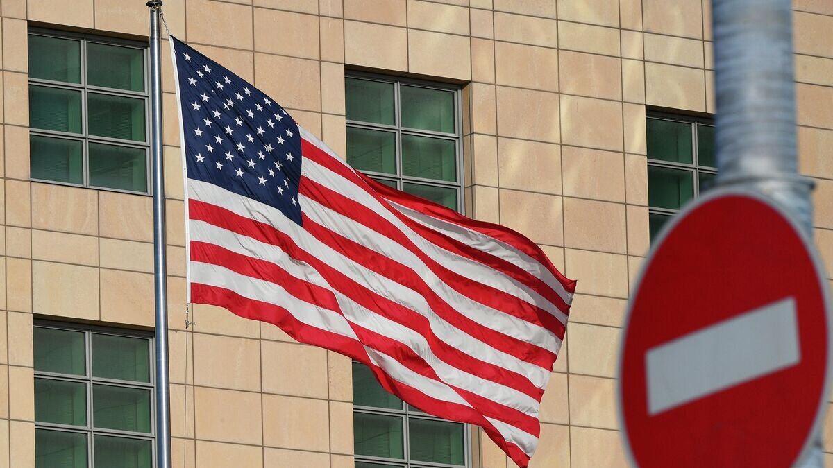    Государственный флаг США у здания американского посольства в Москве© РИА Новости / Максим Блинов