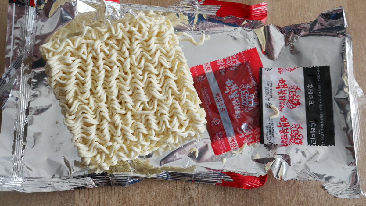 Внутри упаковки лапша, специи и соус. Соус отвечает за жгучесть, специи - не совсем понятно, за что. Возможно, их добавляют к лапше просто для приличия.