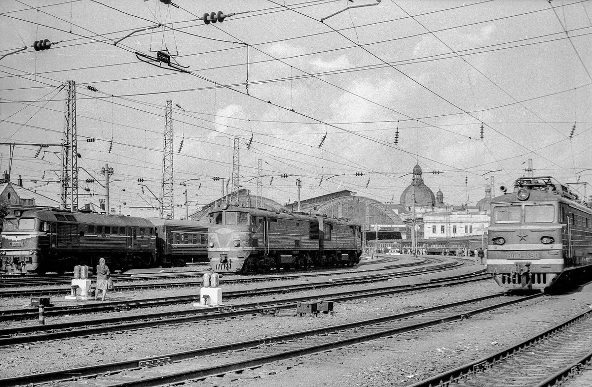 Станция Львов, 1978 год, мне тогда было три года, но через несколько лет, когда восприятие и память уже работали лучше картина была такой же, источник https://rail-club.ru/forum/viewtopic.php?f=5&t=10955&hilit=%D0%AD%D0%A022&start=1170