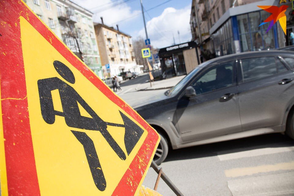     Дорога у пересечения проспекта Ленина и улицы Академика Книповича в Мурманске стала одним из мест, где в этом году поменяют асфальт. Николай ОБЕРЕМЧЕНКО