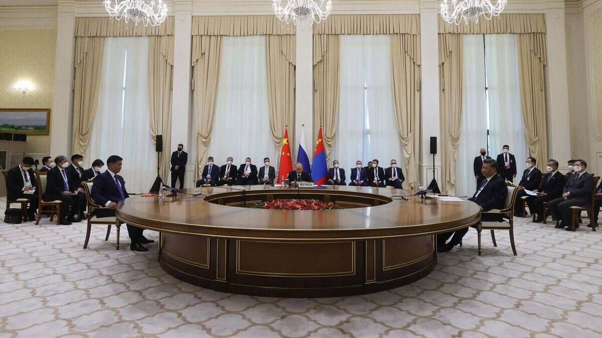    15 сентября 2022. Президент РФ Владимир Путин, председатель КНР Си Цзиньпин (за столом справа) и президент Монголии Ухнагийн Хурэлсух во время трехсторонней встречи на полях саммита ШОС© РИА Новости / POOL