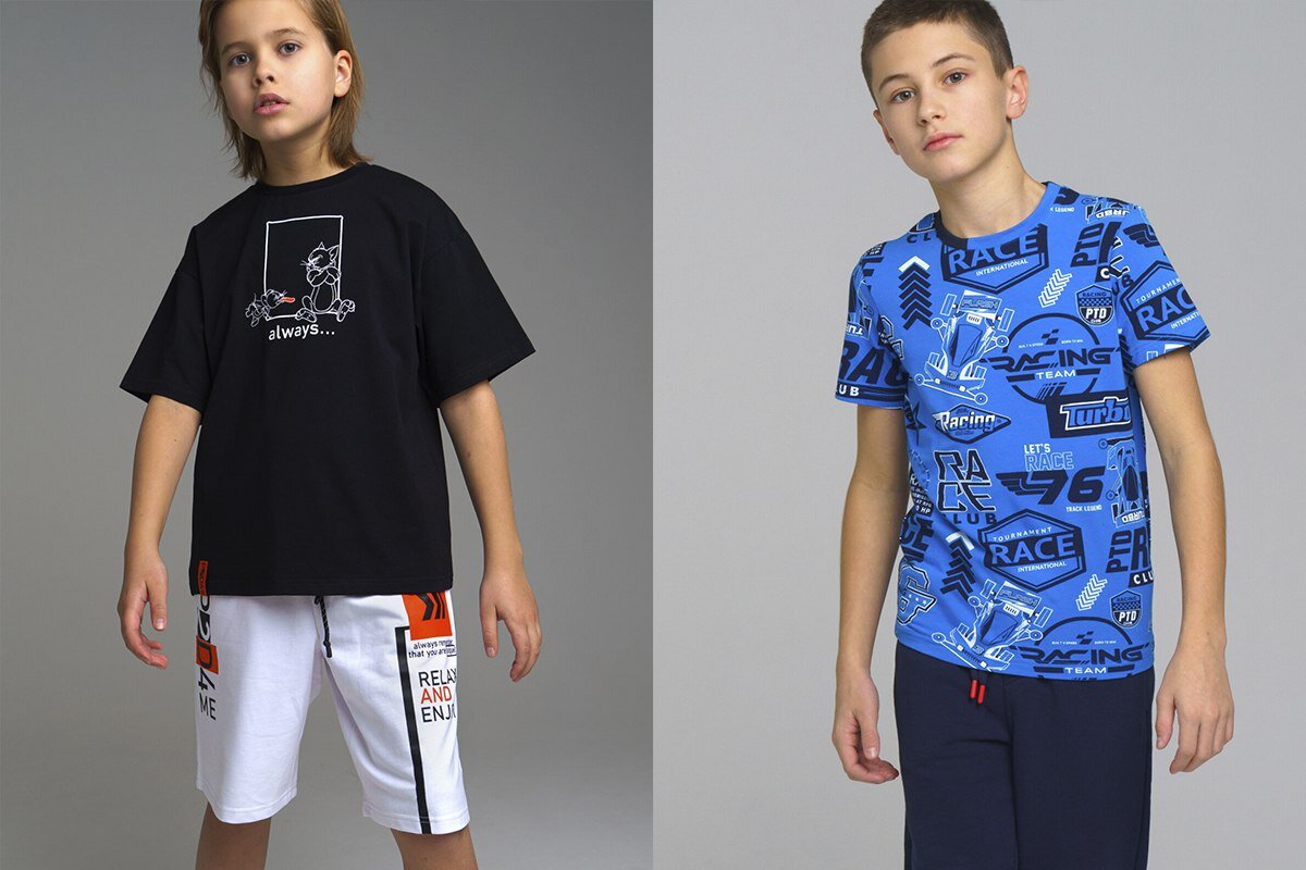 Пример сравнения футболки силуэта oversize и regular fit 
