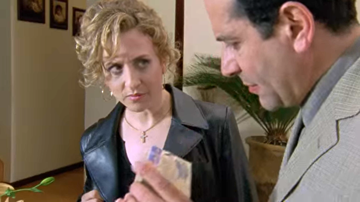 Кадр из фильма. В посылке тот самый Shalimar от Guerlain.