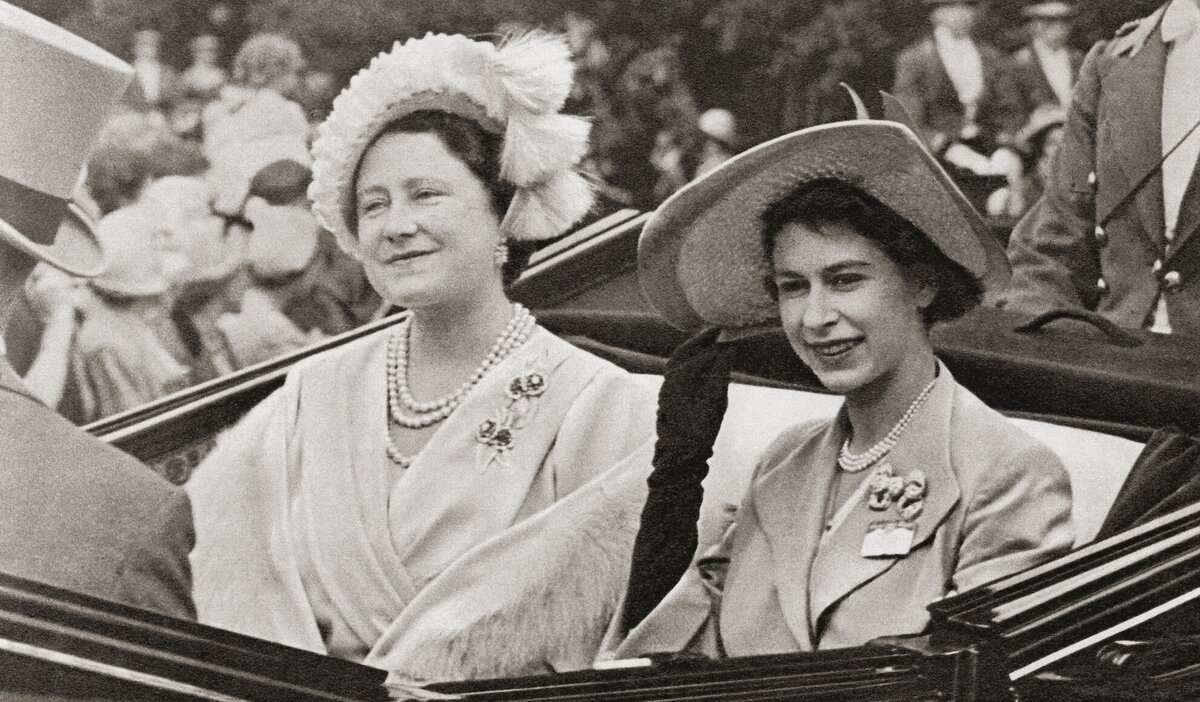    Королева и принцесса Елизавета на Royal Ascot в 1951 году.legion-media