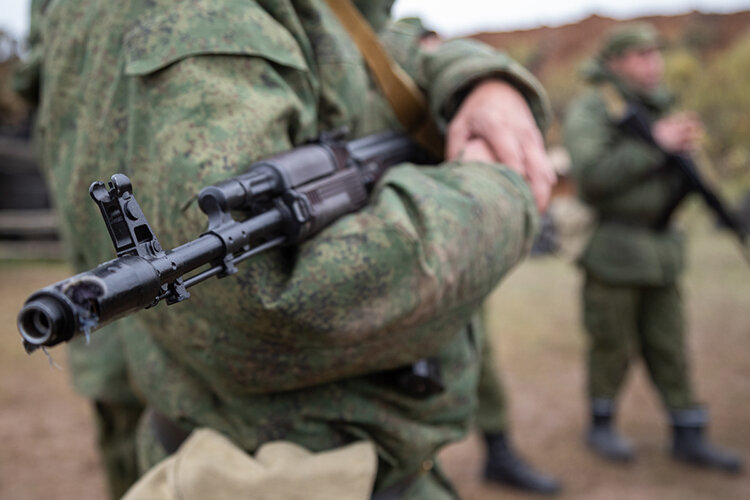   «Военнослужащий — такой же человек, такой же обыватель, как мы с вами, и он не понимает, почему за один и тот же смертельно опасный труд должен получать не просто намного, а принципиально намного меньше» Фото: «БИЗНЕС Online»