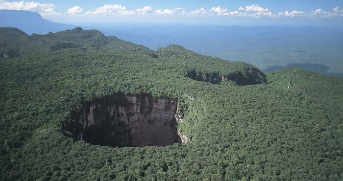 Фото: Flickr / Сима Гумбольдт — огромная воронка, расположенная на вершине плато Сарисаринама тепуи в штате Боливар, Венесуэла. Ее глубина 314 метров, это одно из наименее исследованных человеком мест