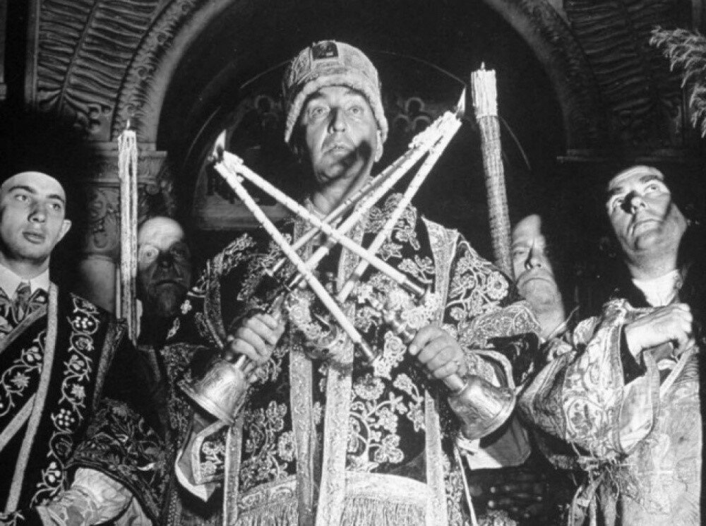 Обновленческий епископ Александр Введенский проводит службу