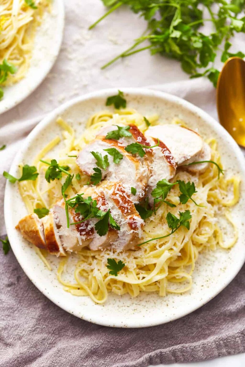 Блюдо паста Альфредо с курицей
