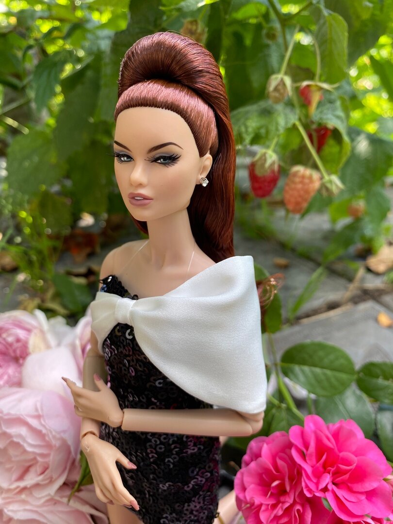 Ну очень эффектная и утончённая красотка!