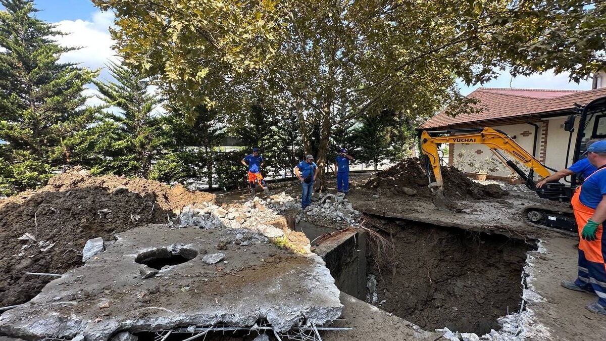     В Адлерском районе Сочи из-за оползня произошел прорыв водовода диаметром 800 мм, в связи с чем ожидаются перебои в водоснабжении. Водоканал Сочи рекомендовал местным жителям запасаться водой. Проблемы водоснабжения могут наблюдаться в нескольких микрорайонах и продлиться более суток.