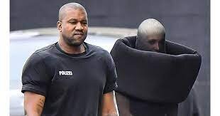 Рэпер Канье Уэст, у него диагностировано биполярное расстройство. Очень творчески и модно наряжает свою жену Бьянку на прогулки.