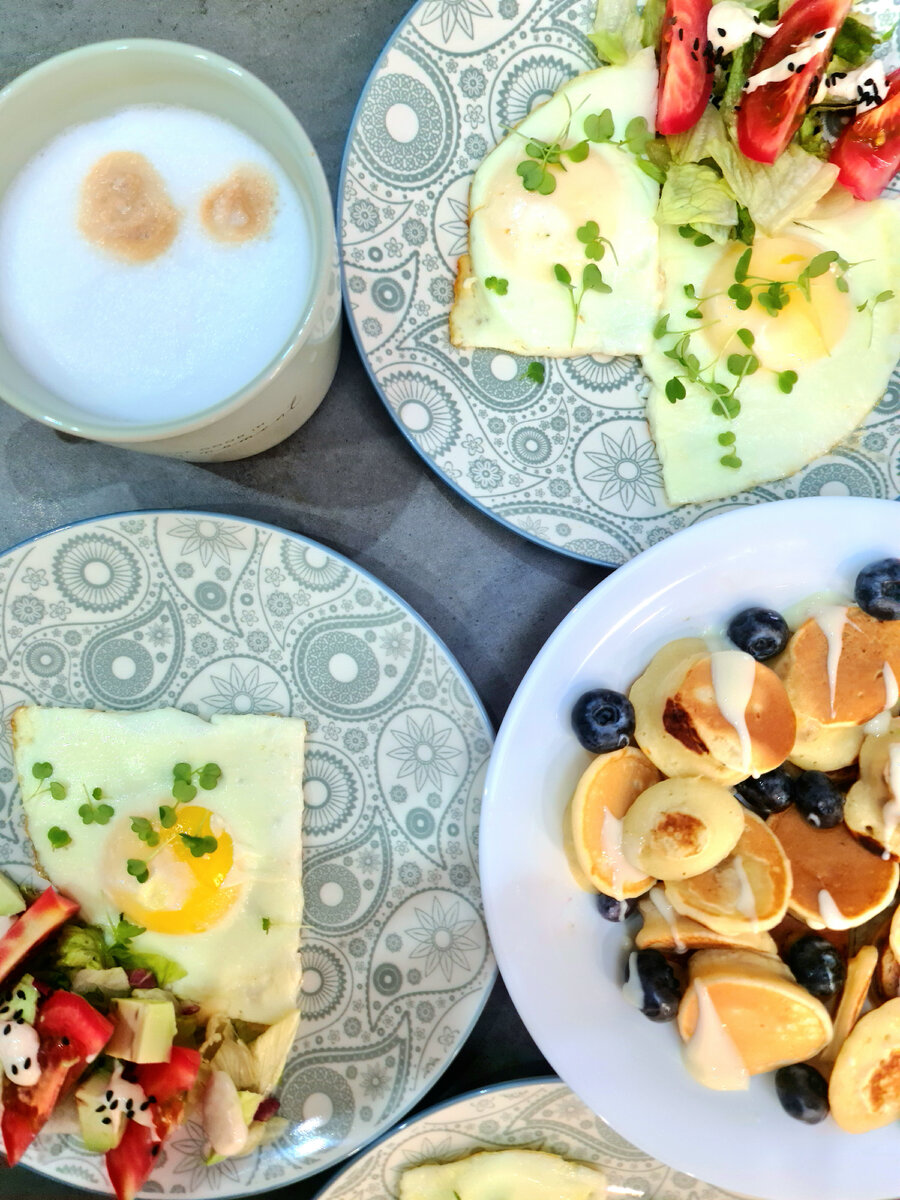 Яичница,авокадо с помидорами, зеленень, оладья с ягодами.