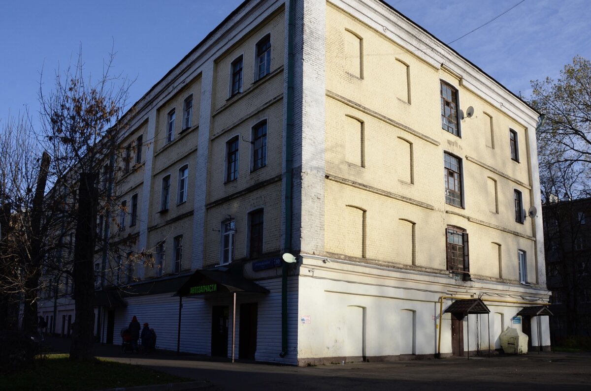 2-я Прядильная улица, 10. Казарма/спальня Измайловской мануфактуры (в советское время – Прядильно-ткацкой фабрики). Вид с северо-запада. 