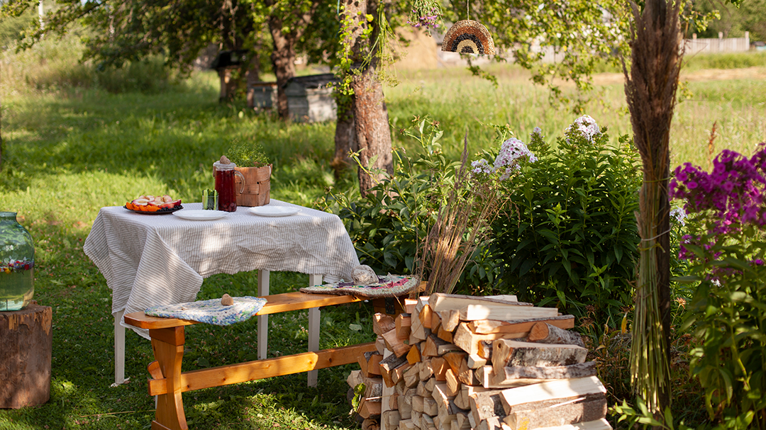 Собрать семью и друзей за большим столом на летней веранде – идеальный план, для воплощения которого еще есть время.