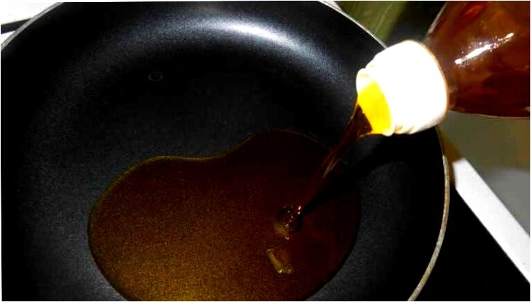 растительное масло на сковороде. можно жарить на подсолнечном масле. жареное растительное масло. растительное масло на сковороде. растопленное масло.