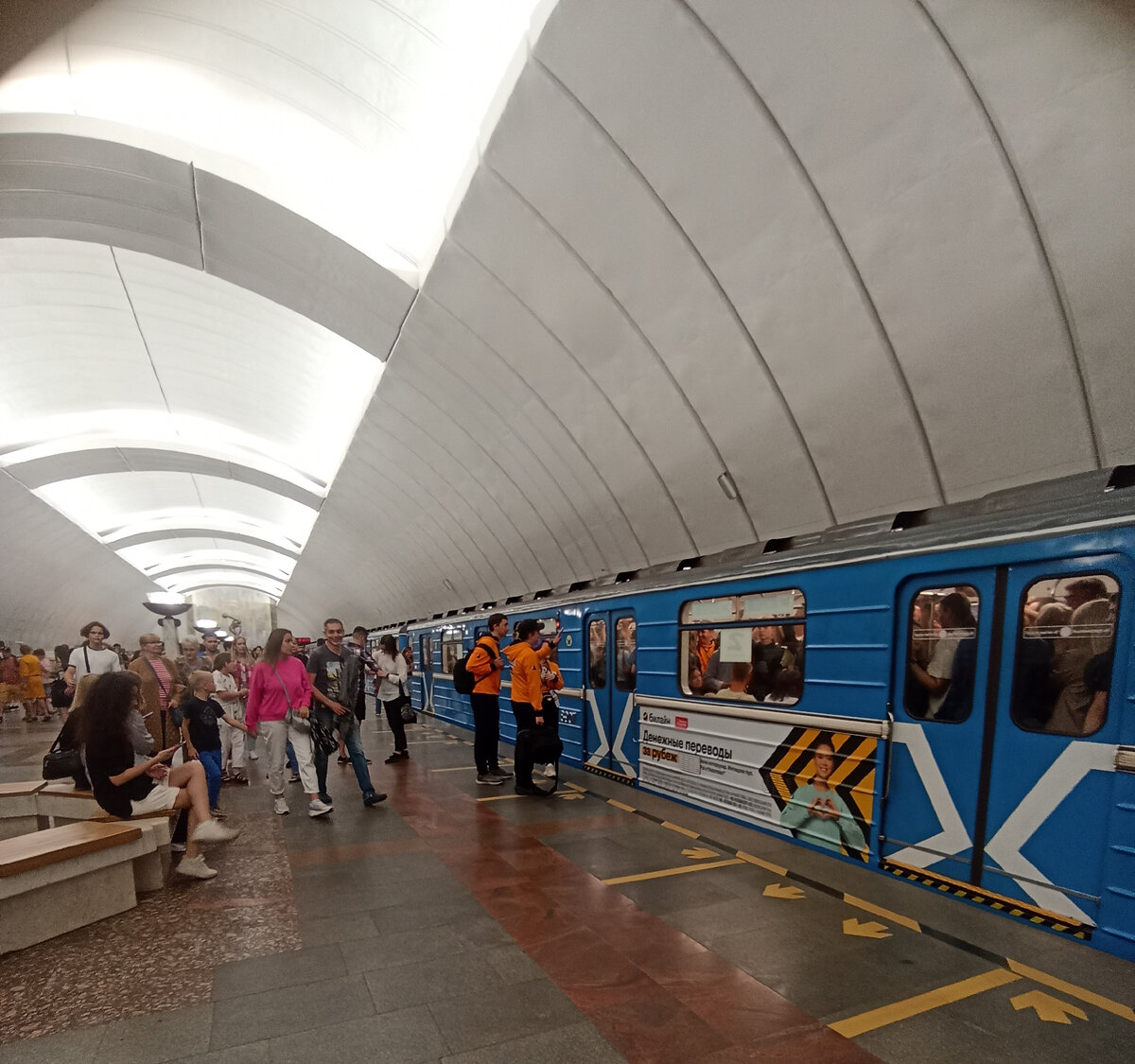 Люди не помещались в вагон метро.