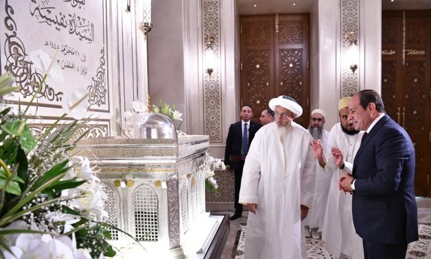 вот в белом как раз представители этих Бохра в Каире, открывают отреставрированную мечеть Нафисы.