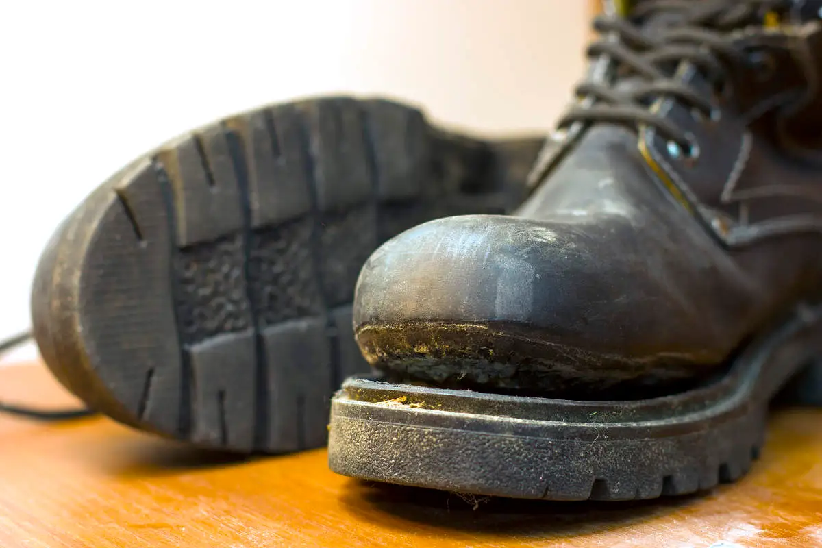 При длительном использовании подошва обуви изнашивается впр. Изношенные ботинки. Изношенные кожаные ботинки. Старая подошва. Порванные рабочие ботинки.
