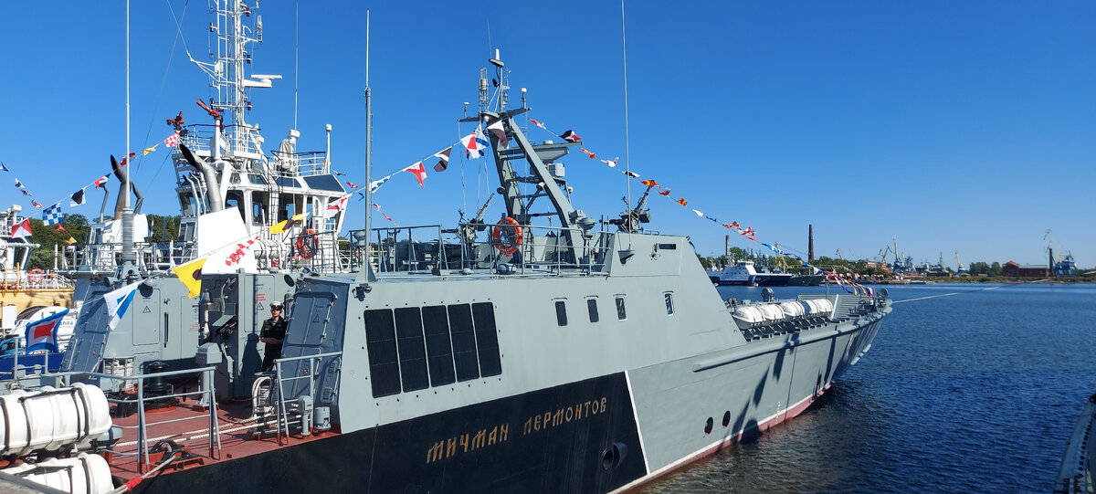 На выставке военной техники в Кронштадте. Фото из личного архива.