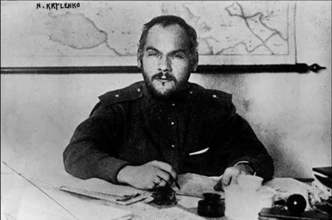 Новый Верховный Главнокомандующий, Николай Васильевич Крыленко. Идеологически пылкий и лояльный прапорщик.