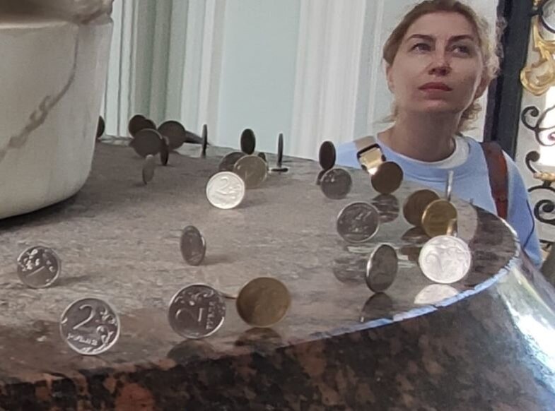 "Неправильное" положение монет на горизонтальной поверхности