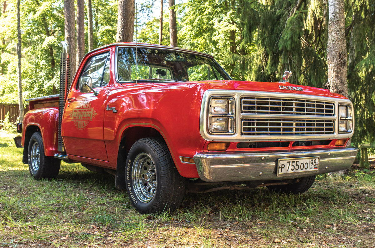    Dodge Li'l Red Express (1978 год) не только считается предком всех быстрых пикапов, будь то знаменитый Ram SRT-10 «с мотором от Вайпера» или современные Ford Raptor или Ram TRX. Он еще и [был запрещен в пяти штатах США](https://motor.ru/stories/dodge-lil-red-express.htm)!   
Motor.ru