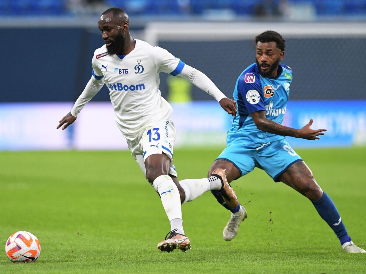    Игрок "Динамо" Муми Нгамалё (слева) и игрок "Зенита" Вендел© РИА Новости / Алексей Даничев