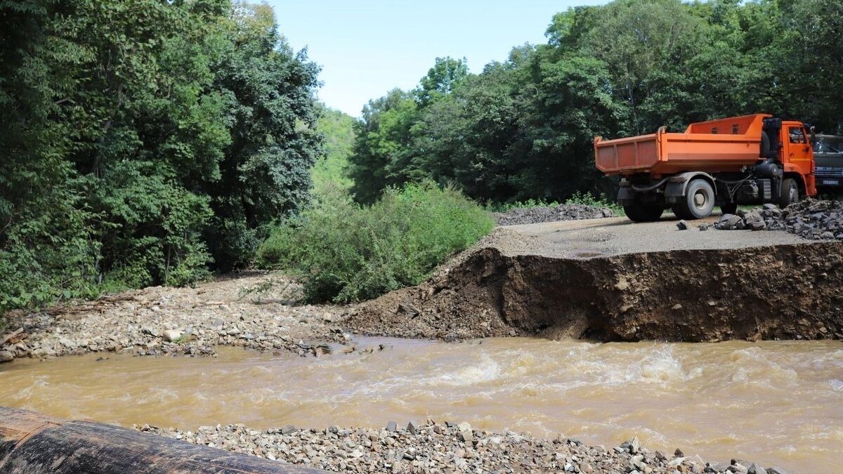     В Лазовском районе, популярном у туристов, наблюдаются очень солидные переливы и ограничения проезда на дорогах.