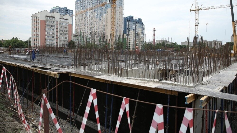     Возведение новостроек в Краснодаре пока не прекращается, как и динамика роста населения. Коммерческий директор одной из строительных компаний Павел Петров рассказал, остановится ли строительство жилых комплексов в краевом центре в ближайшем будущем.