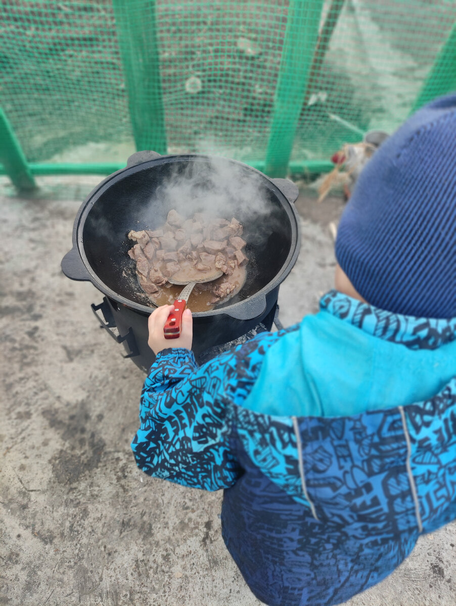 Сын - главный помощник и советник при приготовлении мяса )))