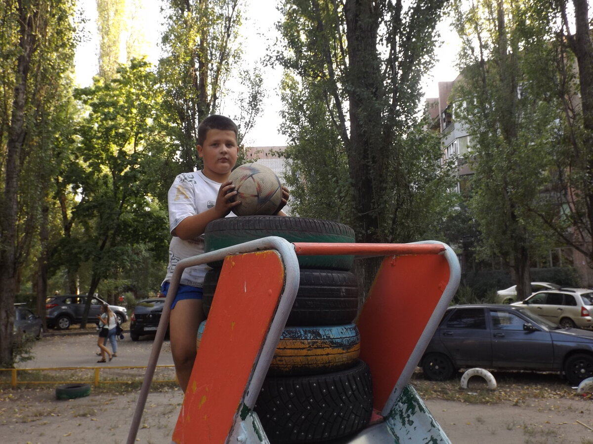 Никита, горка, шины...