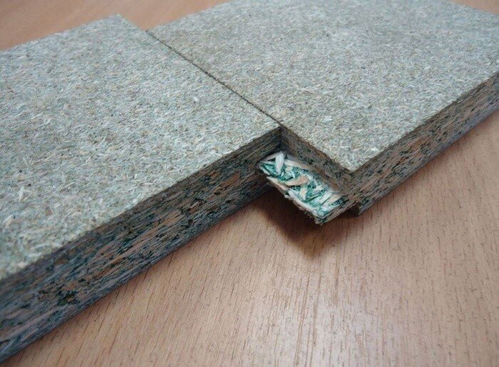 После этого утеплитель накрывается строительным пластиком, чтобы пол не скрипел при ходьбе.
