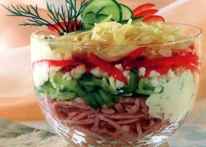 Салат коктейль с ветчиной и сыром классический.  Простой и вкусный салат смотрится красиво. Его можно подать на праздничный стол и не только.