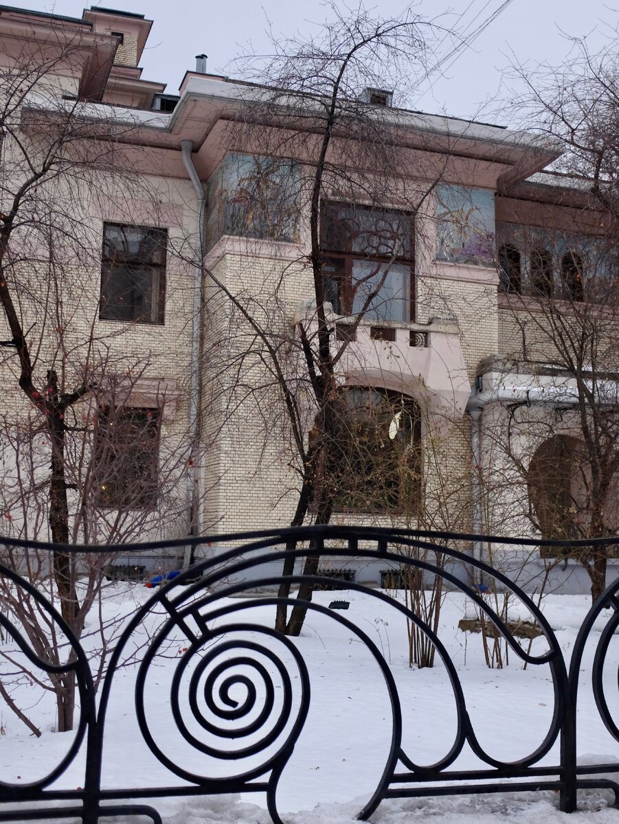 Особняк со стороны Спиридоновки